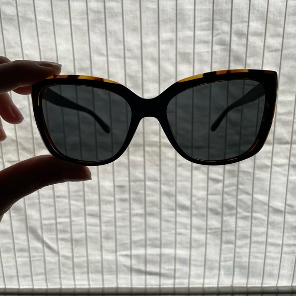 Coach sunglasses, with case no flaws excellent condition - Picture 5 of 6